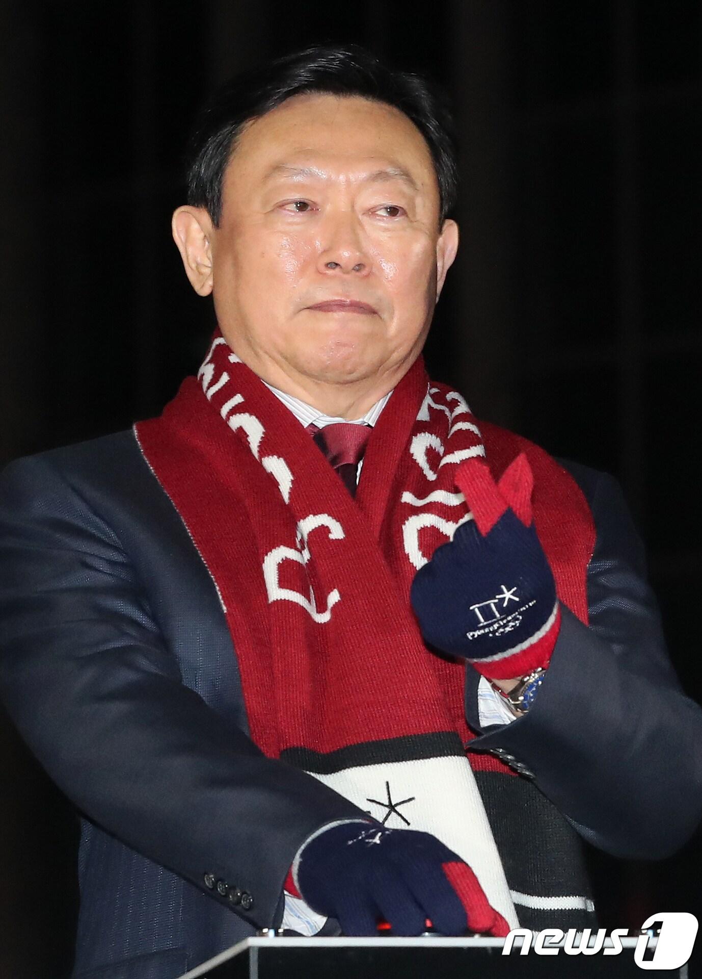 본문 이미지 - 10일 저녁 서울 송파구 롯데월드몰 콘서트홀 테라스에서 열린 '롯데-평창동계올림픽조직위원회 롯데월드타워 LED 성화 점등식'에서 신동빈 롯데그룹 회장이 손가락으로 하트모양을 만들어보이고 있다. 2017.12.10/뉴스1 DBⓒ News1 구윤성 기자
