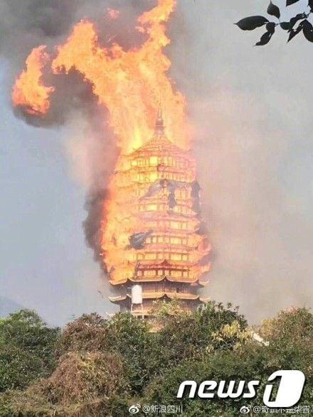 본문 이미지 - 10일 정오께 중국 쓰촨성 사찰에서 불이 나 아시아 최고 높이 목탑 영관루가  소실됐다.[출처= 상하이 경제일보]ⓒ News1
