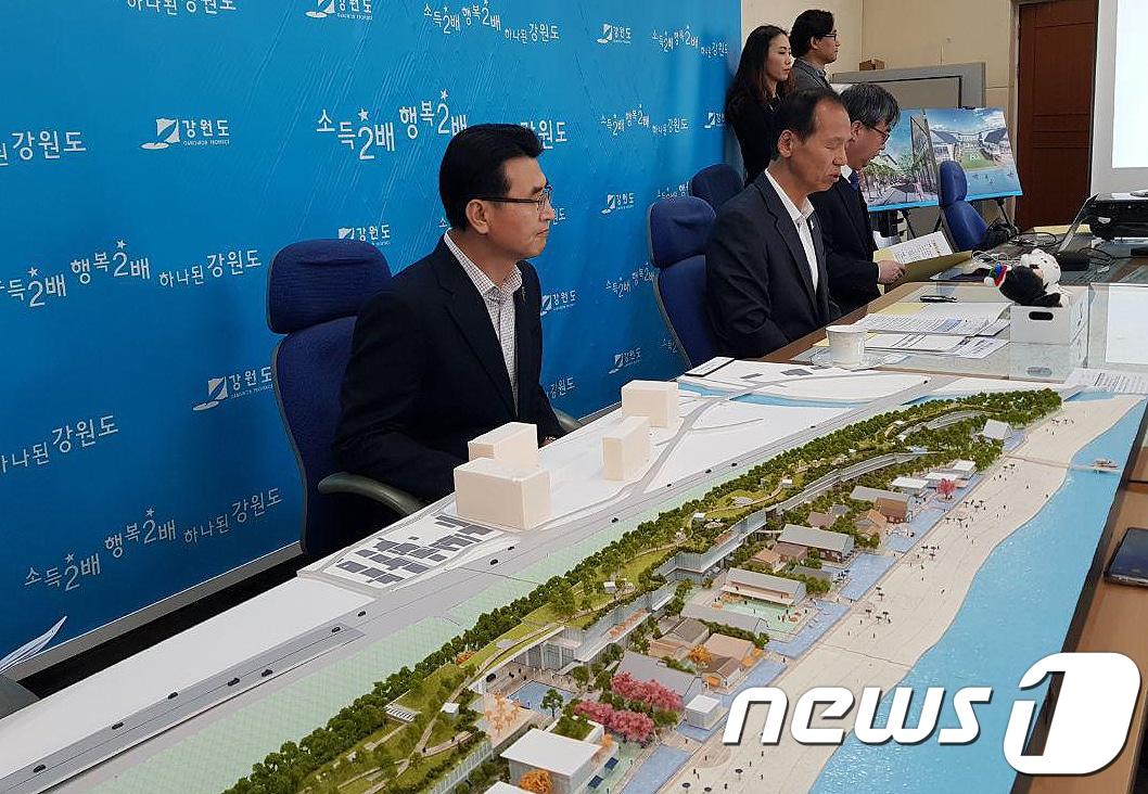 본문 이미지 - 11일 최문순 강원지사가 도청 소통공간에서 기자간담회를 통해 양양 LF스케어 몰 개발관련 중간 발표를 하고 있다. 2017.12.11/뉴스1 ⓒ News1 신효재 기자