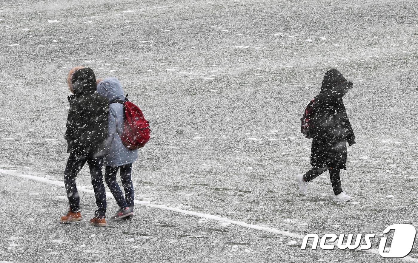 본문 이미지 - 26일 대전·충남은 오전 사이 서해안과 내륙 지역에 약한 눈이 내릴 것으로 예보됐다. 대전 유성구 카이스트 교내에 눈이 내리고 있다. /뉴스1 ⓒ News1