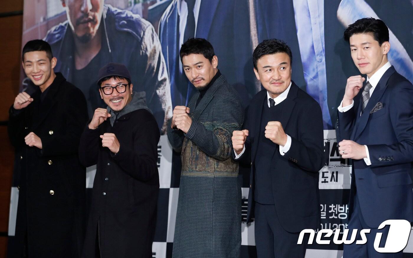 본문 이미지 - 배우 지수(왼쪽부터), 양익준, 주진모, 박중훈, 김무열이 11일 오후 서울 여의도 콘래드호텔에서 열린 OCN ‘나쁜녀석들: 악의 도시’ 제작발표회에 참석해 포즈를 취하고 있다. 2017.12.11./뉴스1 ⓒ News1 권현진 기자