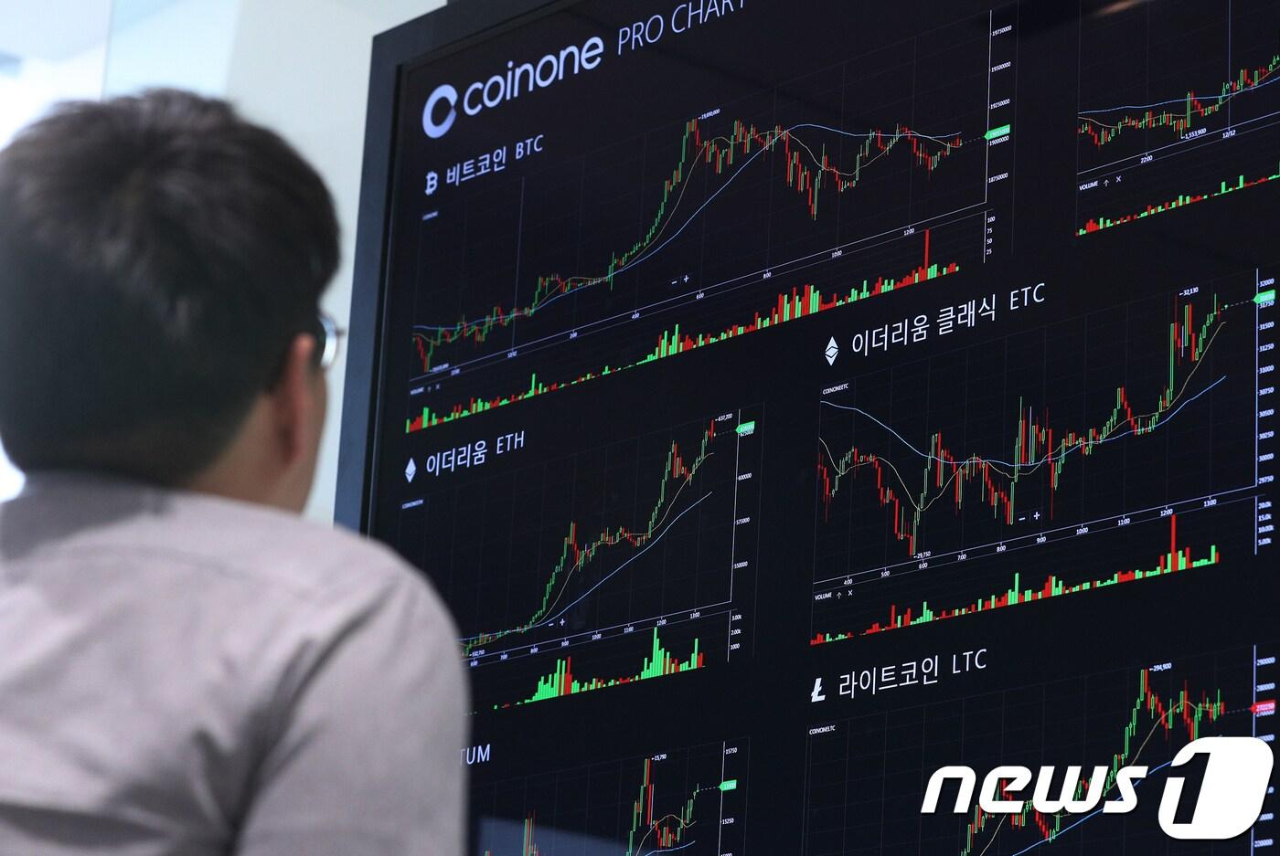 12일 오후 서울 여의도 가상화폐 거래소 코인원에서 한 시민이 시세 전광판을 바라보고 있다. /뉴스1 DB. ⓒ News1 신웅수 기자