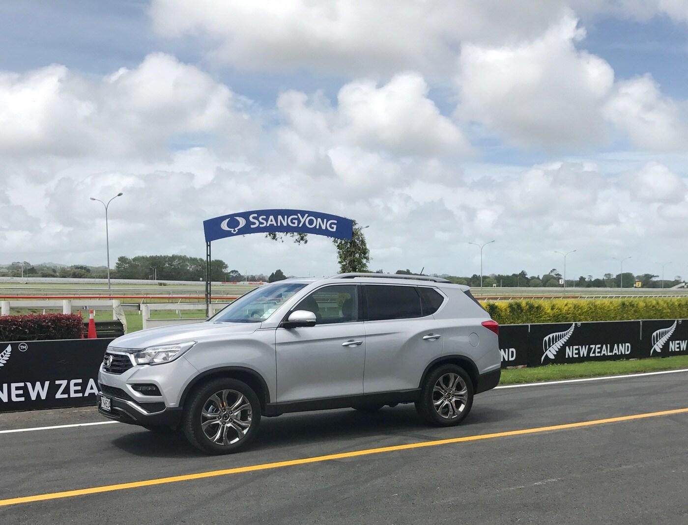 본문 이미지 - 푸케코헤 레이싱 트랙에 전시된 G4 렉스턴(쌍용차 제공)@News1