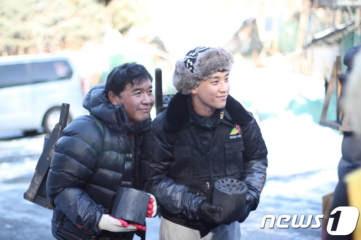 빅뱅의 승리(오른쪽)가 아버지와 함께 '사랑의 연탄 배달' 봉사활동을 펼치고 있다. ⓒ News1