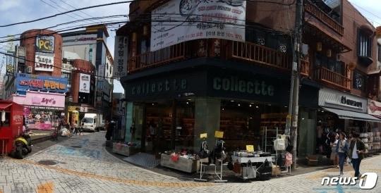 본문 이미지 - 지난해 8월 못된고양이(엔캣)은 기존 평택역점(2년째 운영·왼쪽 분홍색 간판)  50m 거리에 평택로데오점(오른쪽 흰색 간판)을 열고 기존 점주에게 민·형사 소송을 제기했다.ⓒ News1