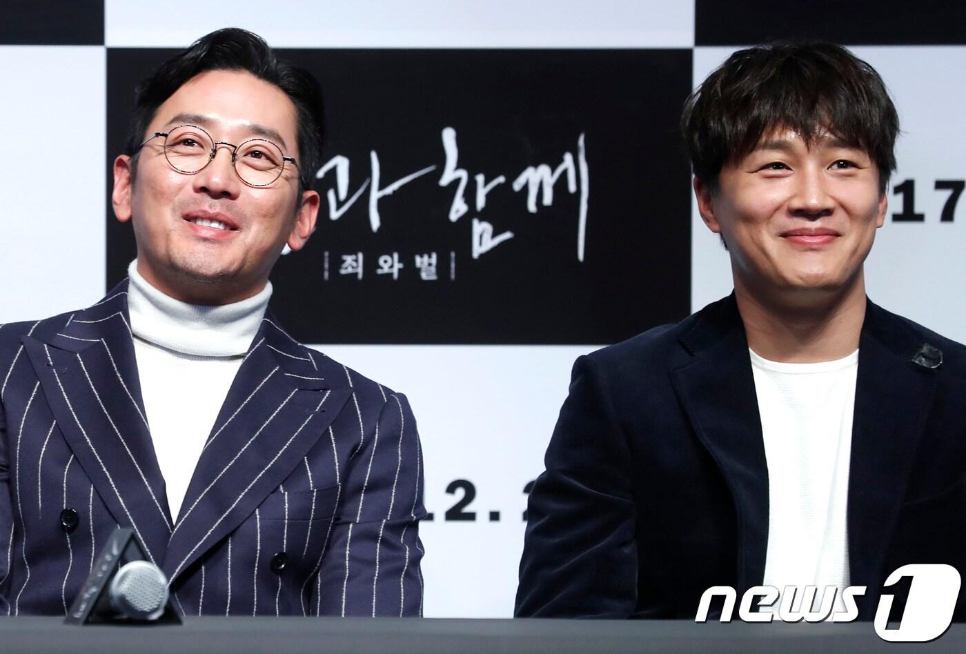 배우 하정우, 차태현(오른쪽)이 12일 오후 서울 롯데시네마 월드타워점에서 열린 영화 ‘신과함께:죄와벌’(감독 김용화) 언론시사회에 참석해 미소를 짓고 있다. 2017.12.12./뉴스1 ⓒ News1 권현진 기자