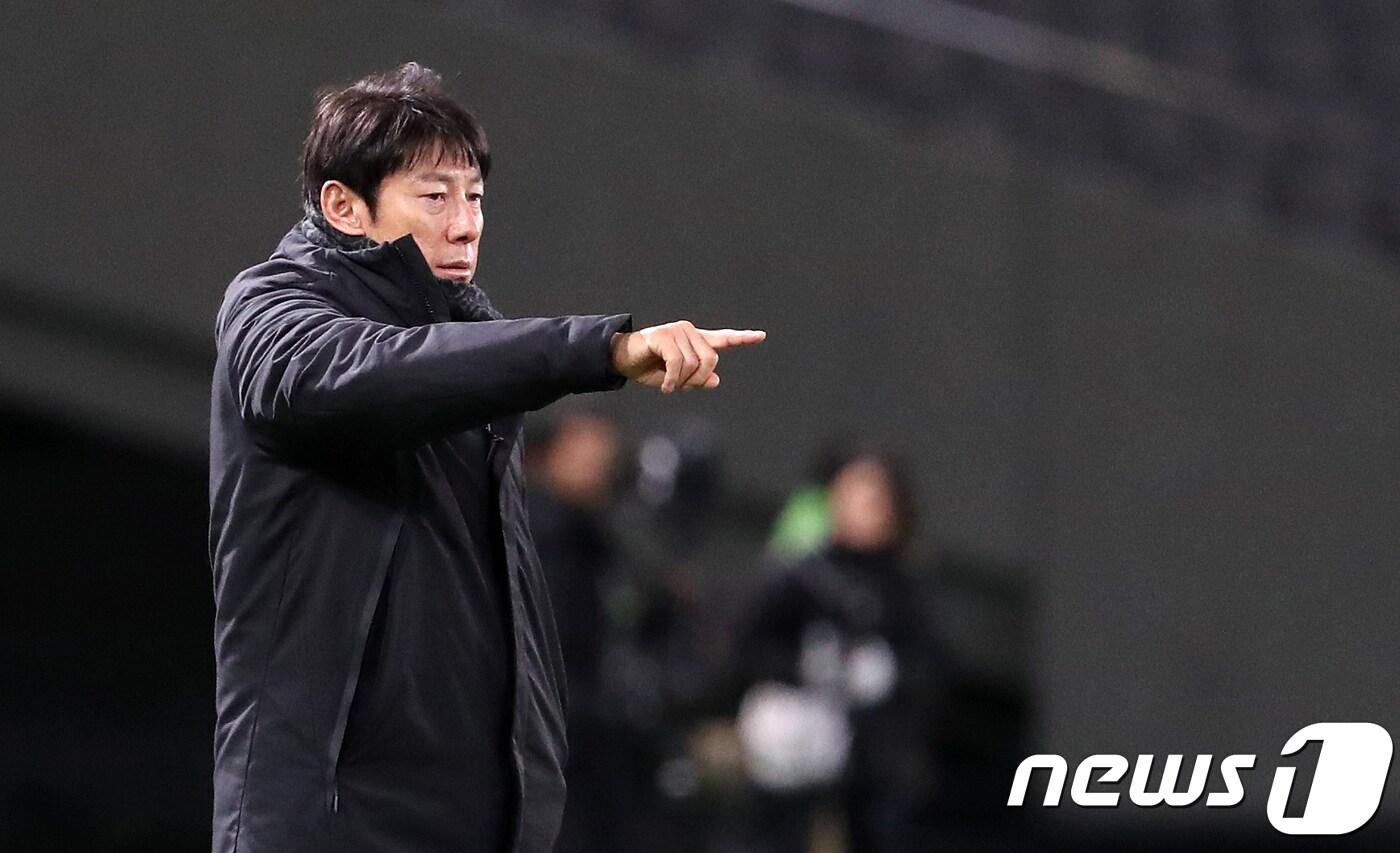 12일 오후 일본 도쿄 아지노모토 스타디움에서 열린 2017 동아시안컵(EAFF E-1 풋볼 챔피언십) 대한민국과 북한의 축구경기에서 신태용 감독이 선수들에게 작전을 지시하고 있다. 2017.12.12/뉴스1 ⓒ News1 이재명 기자