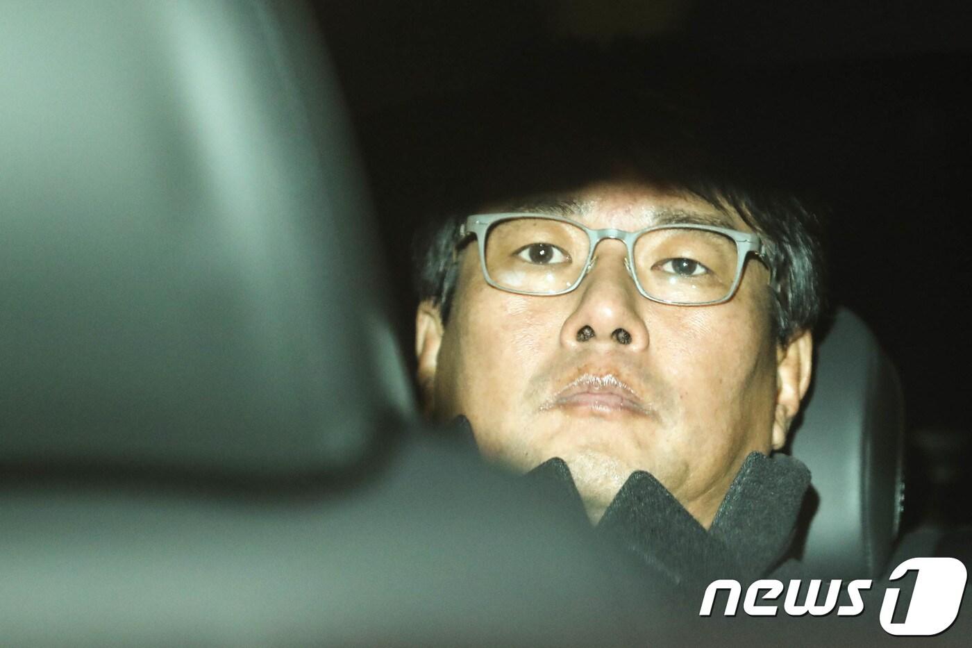 본문 이미지 - 이명박 정부 시절 청와대 대외전략기획관을 지내며 국군 사이버사령부의 '댓글 공작'에 관여한 의혹을 받고 있는 김태효 전 기획관이 13일 오전 구속영장이 기각된 후 경기도 의왕 서울 구치소를 나선 뒤 차량에 탑승해 있다. 2017.12.13/뉴스1 ⓒ News1 성동훈 기자