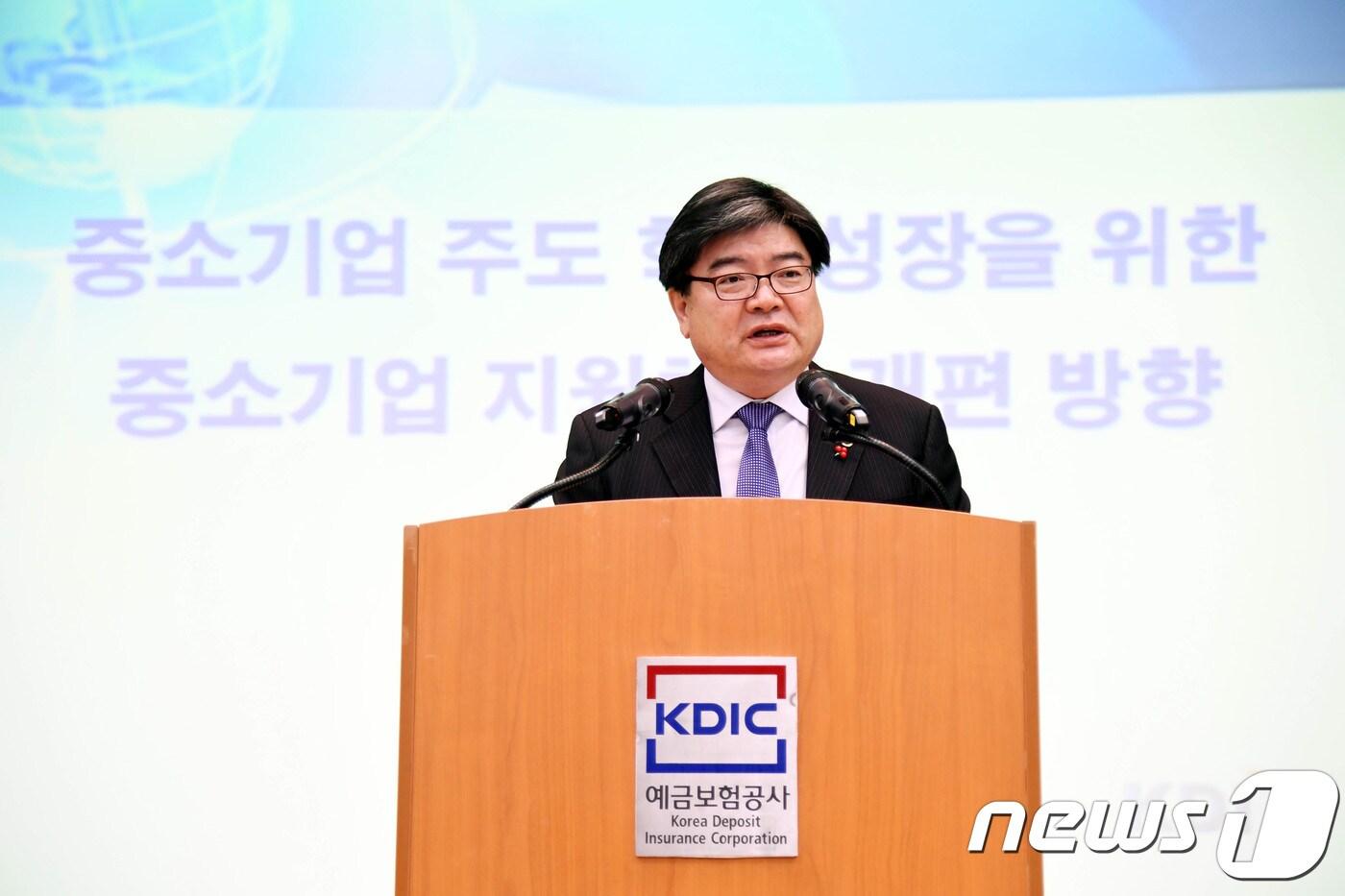 김용진 기획재정부 차관이 13일 서울 중구 예금보험공사에서 열린 지출구조 혁신을 위한 공개토론회에서 개회사를 하고 있다. (기획재정부 제공) 2017.12.13/뉴스1