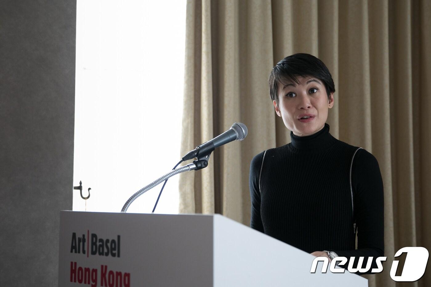 아시아 디렉터 아델린 우이(Adeline Ooi)가 13일 서울 중구 을지로에서 열린 기자간담회 '제 6회 아트바젤 홍콩 참가 리스트 발표'에서 "32개국 249개 갤러리가 참여한다＂고 말했다.  2017.12.13/뉴스1 ⓒ News1 박정환 기자