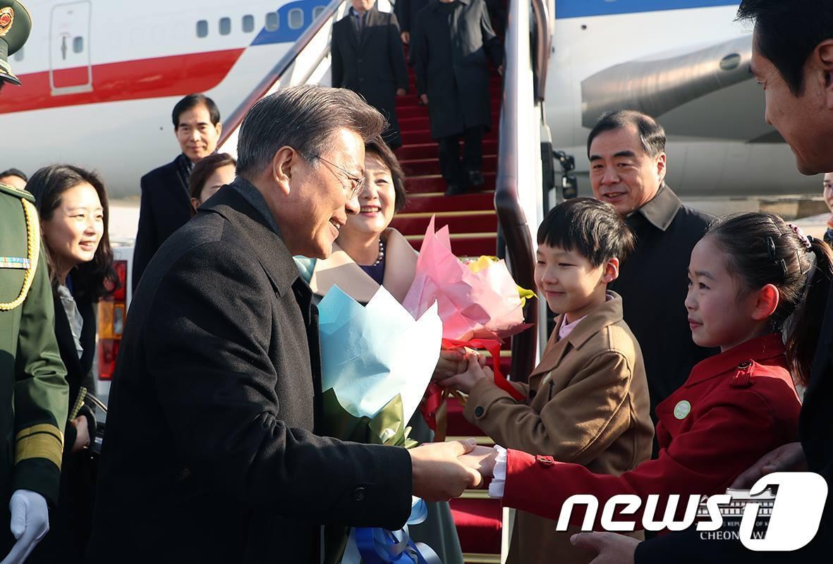 본문 이미지 - 중국을 국빈방문한 문재인 대통령과 김정숙 여사가 13일 오전 중국 베이징 서우드공항에 도착해 환영받고 있다. (청와대 페이스북) 2017.12.13/뉴스1 ⓒ News1 이광호 기자