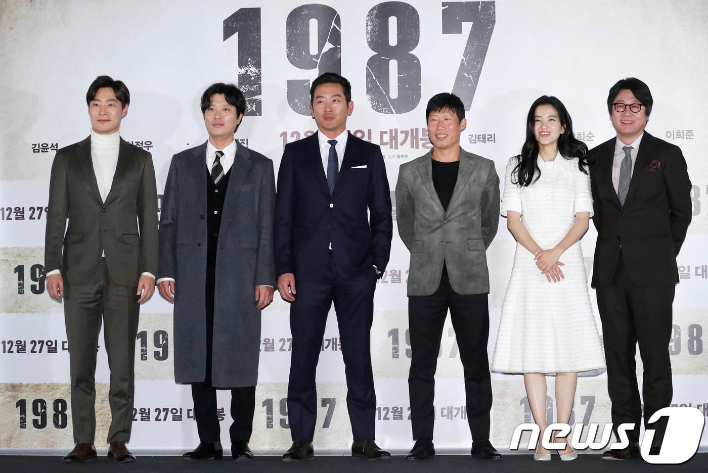 본문 이미지 - 지난해 12월 13일 오후 서울 용산CGV에서 열린 영화 ‘1987’(감독 장준환) 언론 시사회에 참석한 배우 이희준(왼쪽부터), 박희순, 하정우, 유해진, 김태리, 김윤석이 포즈를 취하고 있다. 2017.12.13./뉴스1 ⓒ News1 권현진 기자