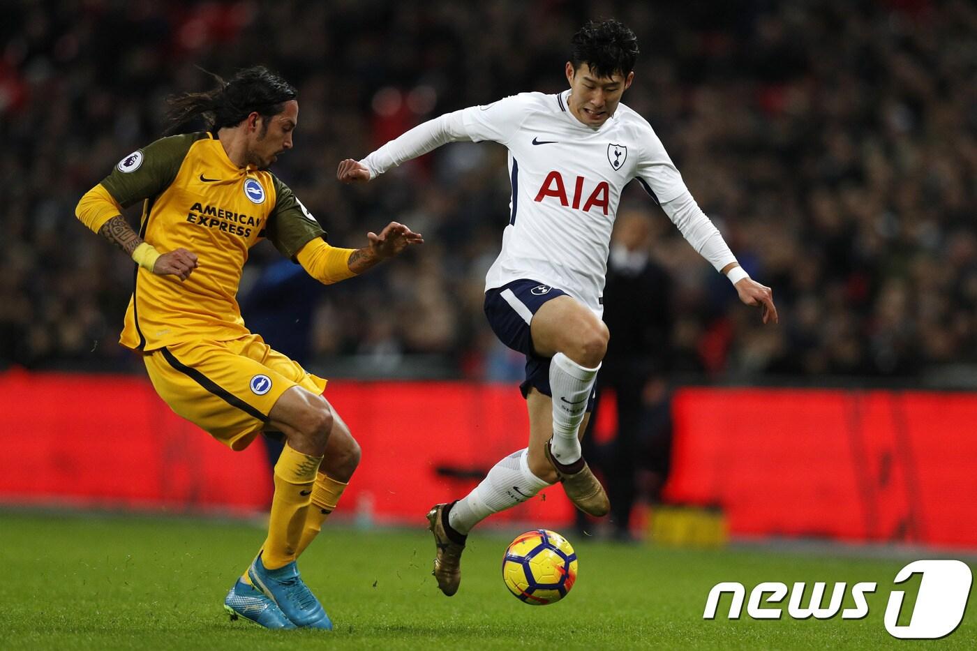 손흥민(25)이 14일(한국시간) 영국 런던의 웸블리 스타디움에서 열린 브라이튼 앤드 호브 알비온과의 2017-18 잉글랜드 프리미어리그 17라운드에서 드리블을 하고 있다. ⓒ AFP=News1