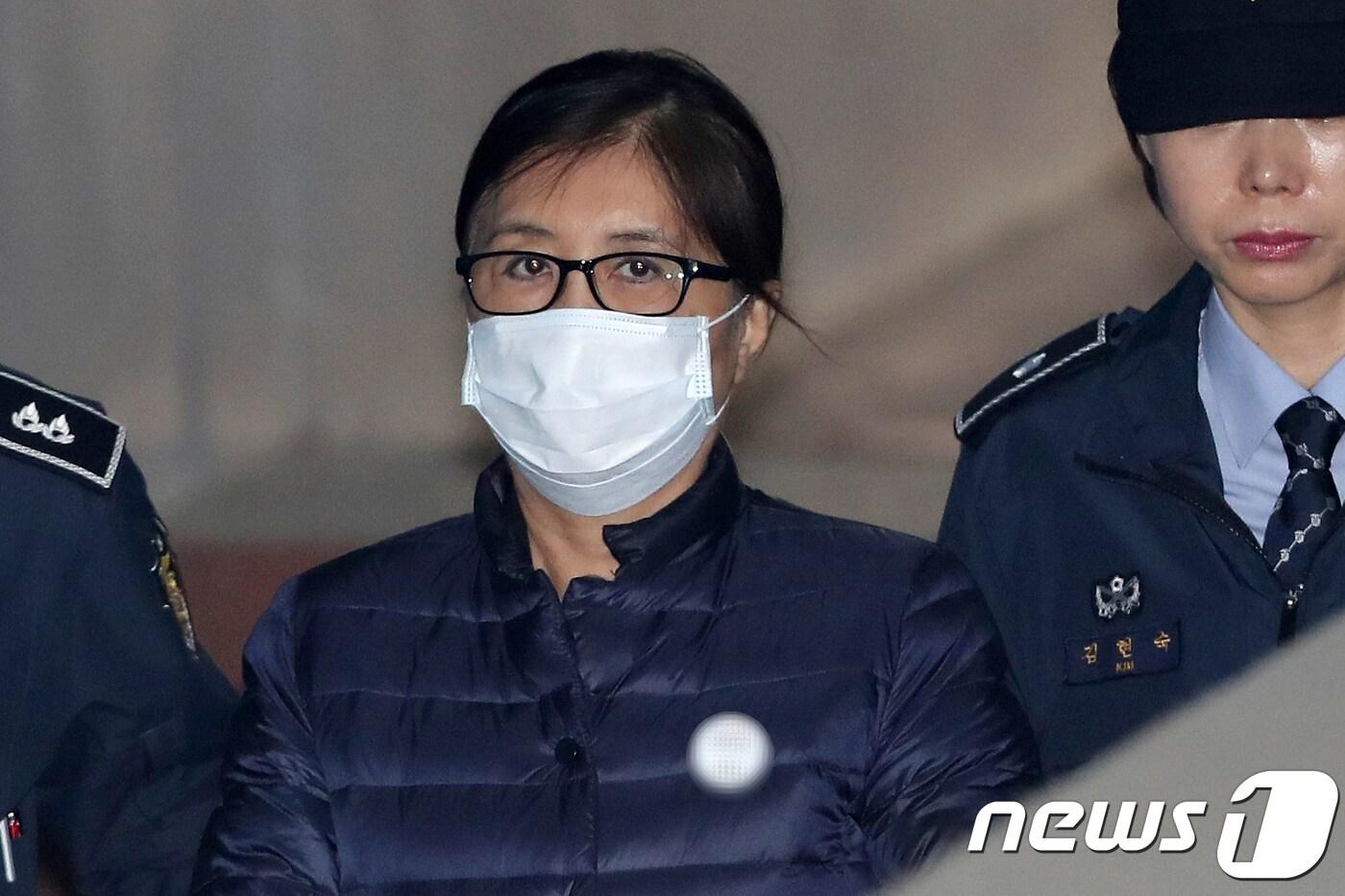 본문 이미지 - '비선실세' 최순실 씨가 14일 오전 서울 서초구 서울중앙지방법원에서 열린 직권남용권리행사방해 등 결심공판에 출석하고 있다, .2017.12.14/뉴스1 ⓒ News1 민경석 기자