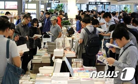본문 이미지 - 대전시는 내년부터 공공도서관에서 책을 빌려 정상 반납할 경우 포인트가 적립돼 지역 서점에서 책을 구입할 경우 최대 10%를 할인받는 '독서포인트제'를 시행한다. ⓒ News1