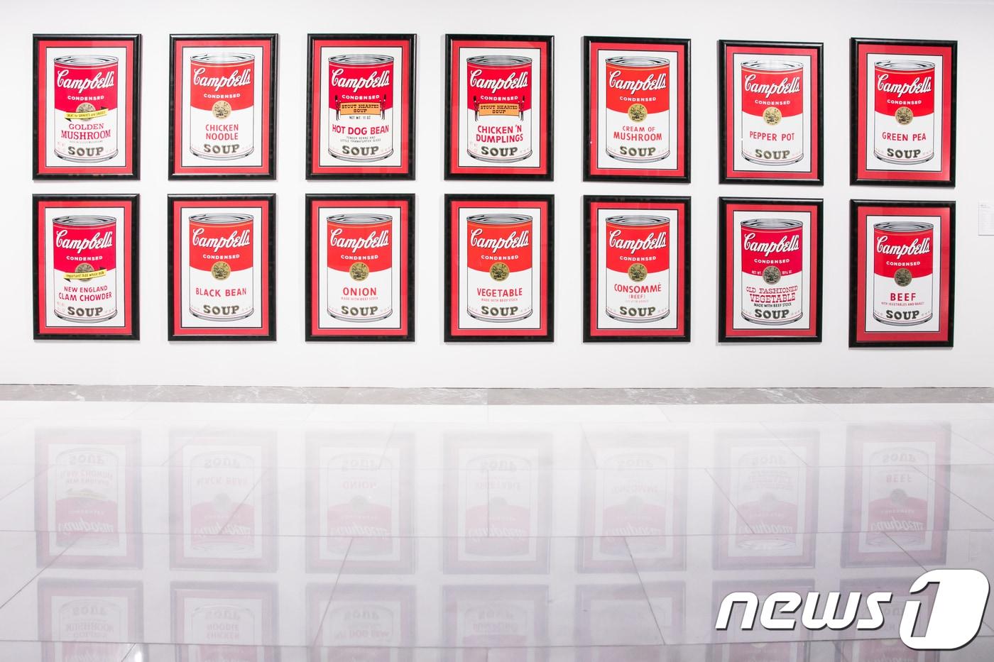 본문 이미지 - '캠벨 수프'는 팝아티스트 앤드 워홀이 1980년에 제작한 연작이다.  'Hi, POP - 거리로 나온 미술, 팝아트전'은 오는 15일부터 2018년 4월15일까지 서울 강남구 역삼동 르메르디앙 호텔 1층 M컨템포러리 아트센터에서 열린다. 2017.12.14/뉴스1 ⓒ News1 박정환 기자