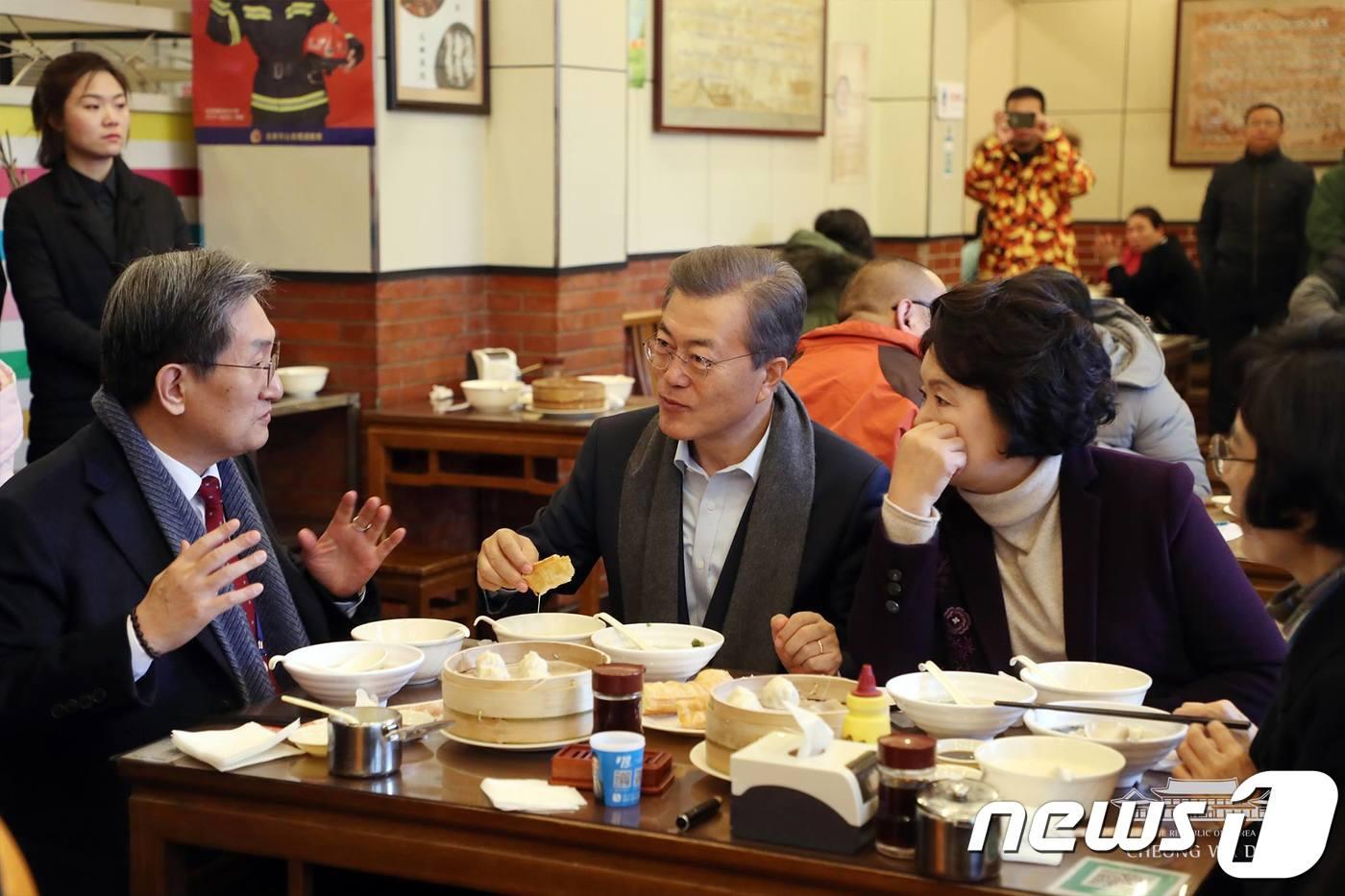 본문 이미지 - 중국을 국빈 방문했던 문재인 대통령과 부인 김정숙 여사가 지난 14일 오전(현지시각) 중국 베이징 조어대 인근의 한 현지식당에서 유탸오와 더우장(중국식 두유)으로 아침식사를 하고 있다는 모습.  (청와대 페이스북) 2017.12.14/뉴스1 ⓒ News1 이광호 기자