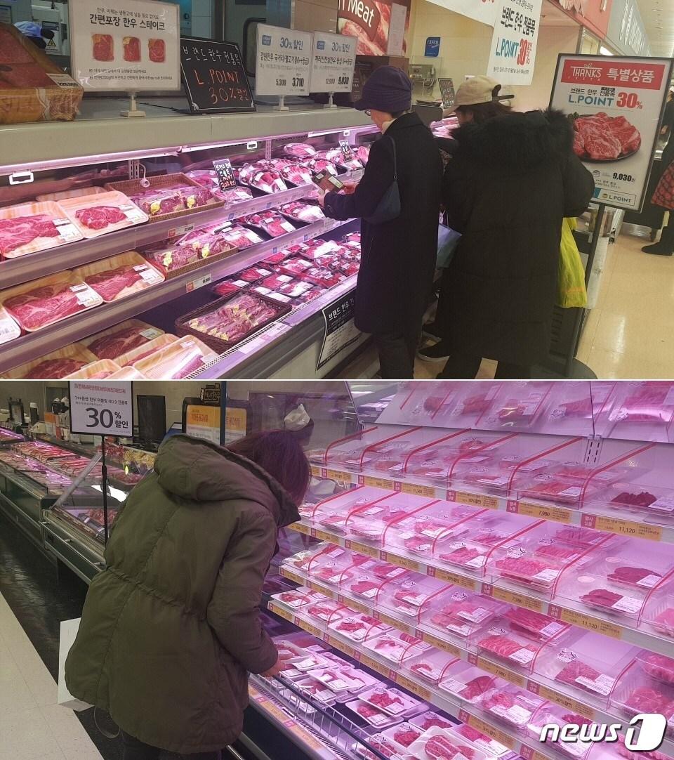 본문 이미지 - 15일 오후 롯데마트 서울역점(위) 이마트 용산점에서 소비자들이 소포장 고기를 구매하기 위해 살펴보고 있다. ⓒ News1