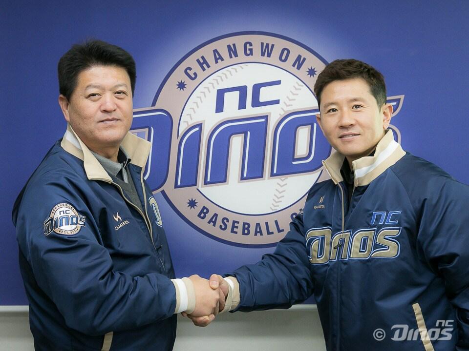 본문 이미지 - 유영준 NC 단장과 FA 계약 후 악수하고 있는 손시헌. (NC 다이노스 제공). ⓒ News1