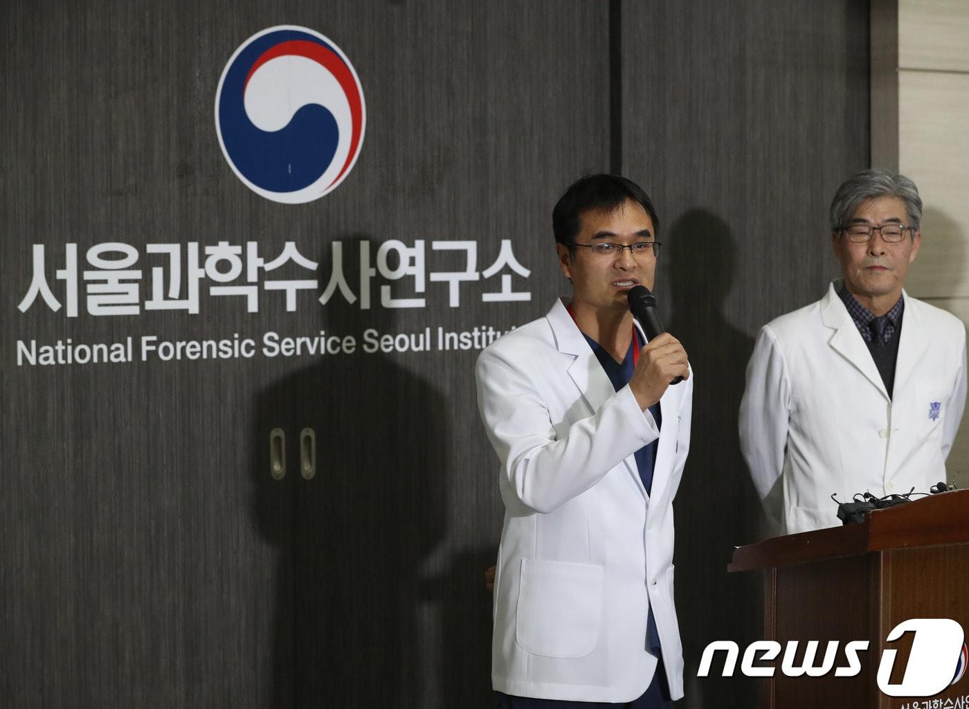 본문 이미지 - 2017년 국립과학수사연구원 중앙법의학센터장이던 이봉우 연구원장(맨 왼쪽)이 12월 서울 양천구 국립과학수사연구원 서울분원에서 이대목동병원 신생아 사망관련 부검결과 브리핑을 하고 있다.  ⓒ News1 송원영 기자