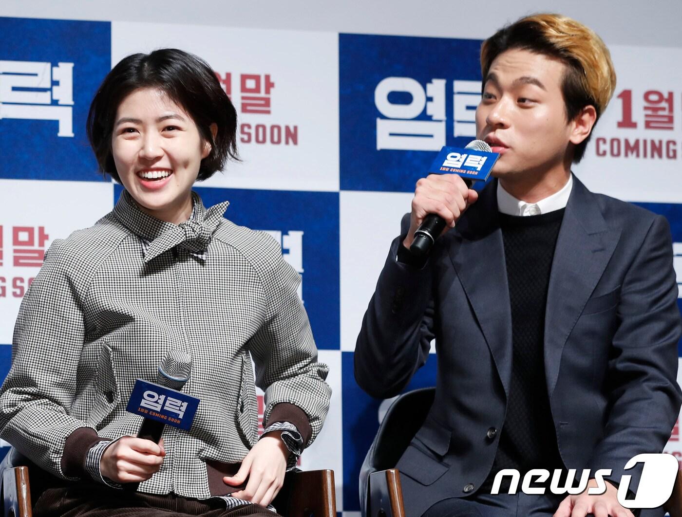 본문 이미지 - 배우 심은경, 박정민(오른쪽)이 19일 오전 서울 압구정cgv에서 열린 영화 ‘염력’(감독 연상호) 제작발표회에 참석해 서로 팬이라고 이야기 하고 있다. 2017.12.19./뉴스1 ⓒ News1 권현진 기자