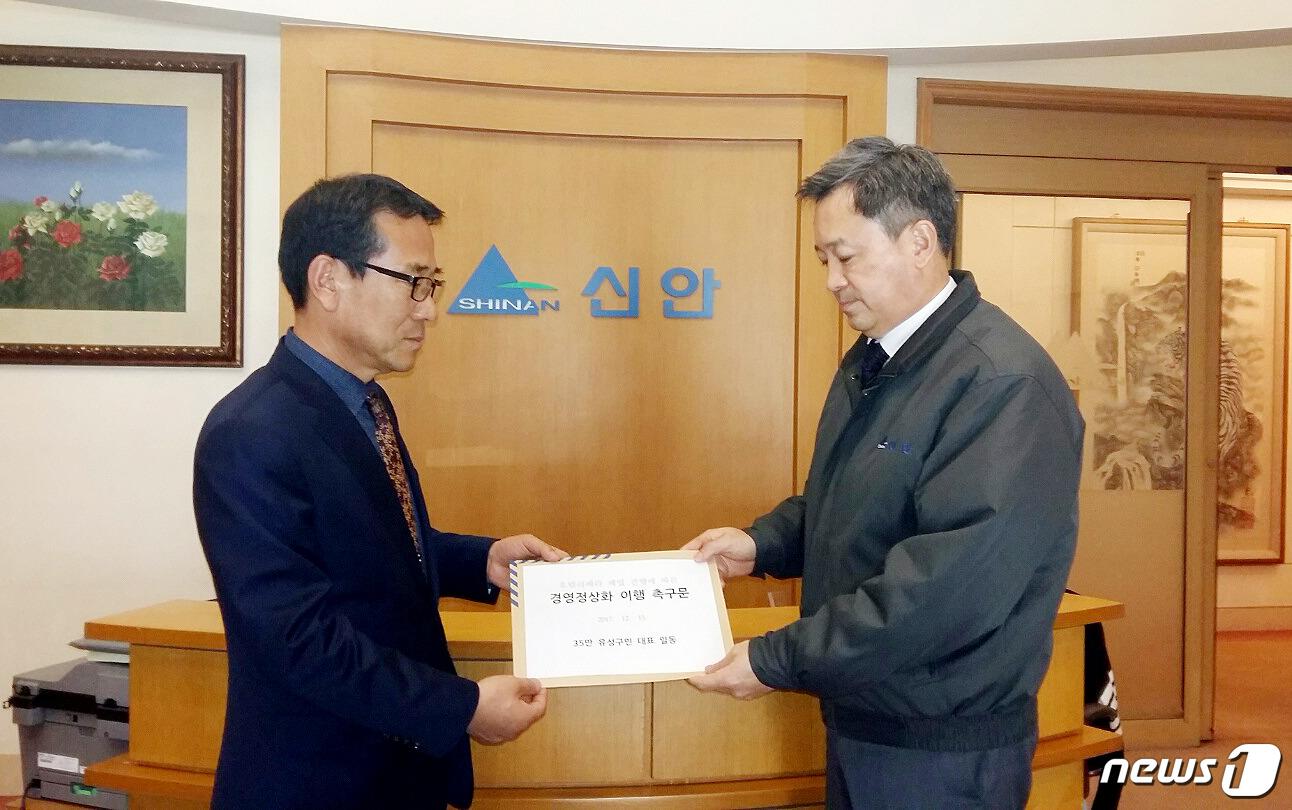 본문 이미지 - 이석규 유성구 자치행정국장(왼쪽)이 19일 서울 신안그룹 본사를 방문해 이진철 총괄사장에게 호텔리베라 정상화 이행 촉구문을 전달하고 있다ⓒ News1