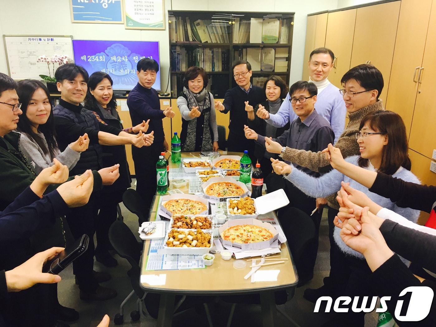 본문 이미지 - 이재명 시장이 보낸 피자를 놓고 직원들이 손가락 하트를 그리며 즐거워하고 있다.(성남시 제공) ⓒ News1