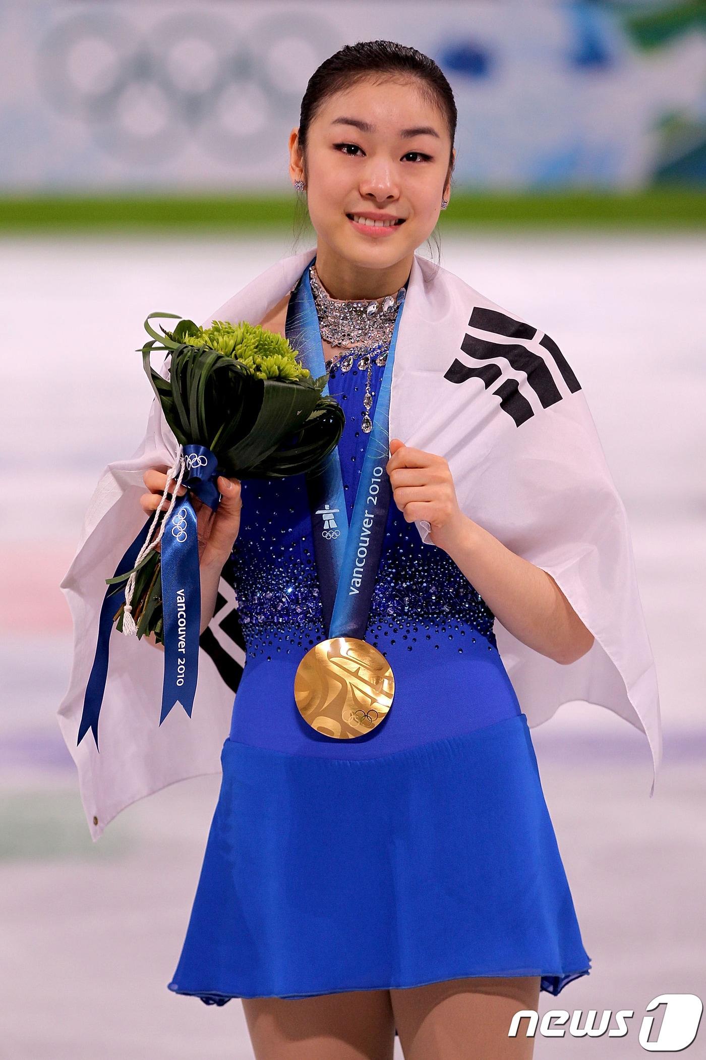본문 이미지 - 2010 밴쿠버 동계올림픽에서 금메달을 목에 걸었던 김연아. ⓒ AFP=News1