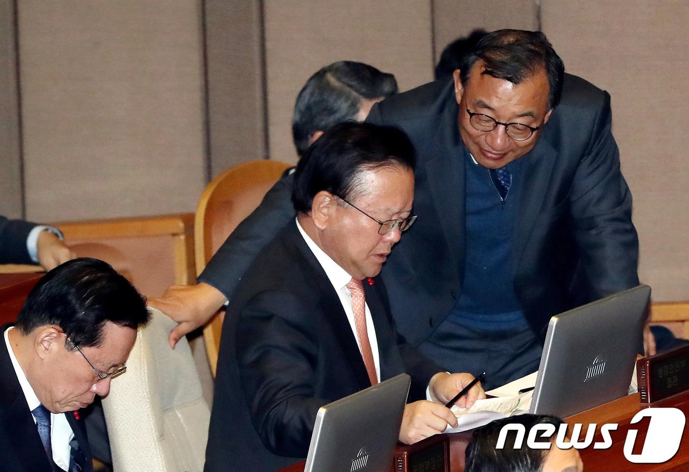 본문 이미지 - 2017년 12월 2일 이정현 무소속 의원이 서울 여의도 국회에서 열린 본회의에서 김부겸 행정안전부 장관을 찾아가 이야기를 나누고 있는 모습.  이정현 의원은 박근혜 대통령 탄핵소추를 막지 못한 책임을 지고 2017년 1월 새누리당을 탈당했다.  2017.12.2 ⓒ 뉴스1 박정호 기자