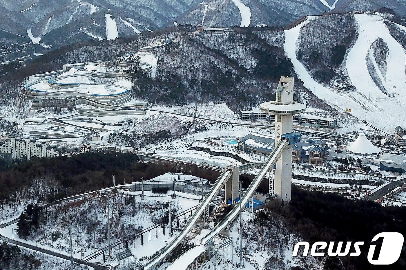 강원도 평창군 알펜시아 스키점프센터와 올림픽 슬라이딩센터(왼쪽 위)가 하얀 눈으로 덮여있다. ⓒ News1 
