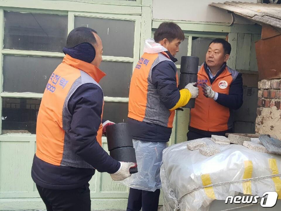본문 이미지 - 한국전력공사 진해지사 김선안 지사장(맨 오른쪽)이 20일 창원시 진해구에 거주하는 저소득층 가구에 연탄을 배달하고 있다.(한국전력공사 진해지사 제공) 2017.12.20./뉴스1ⓒ News1