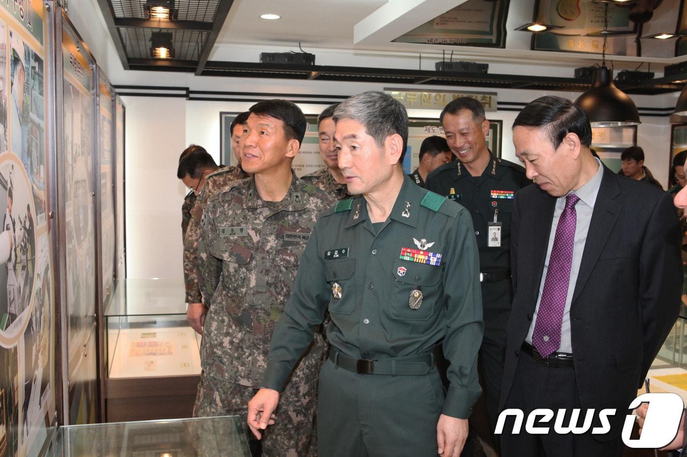 20일 충북 영동 육군종합행정학교에서 김갑수 학교장(소장·가운데) 등이 ‘군무원 역사관’을 둘러보고 있다.(육군종합행정학교 제공).2017.12.20.ⓒ News1