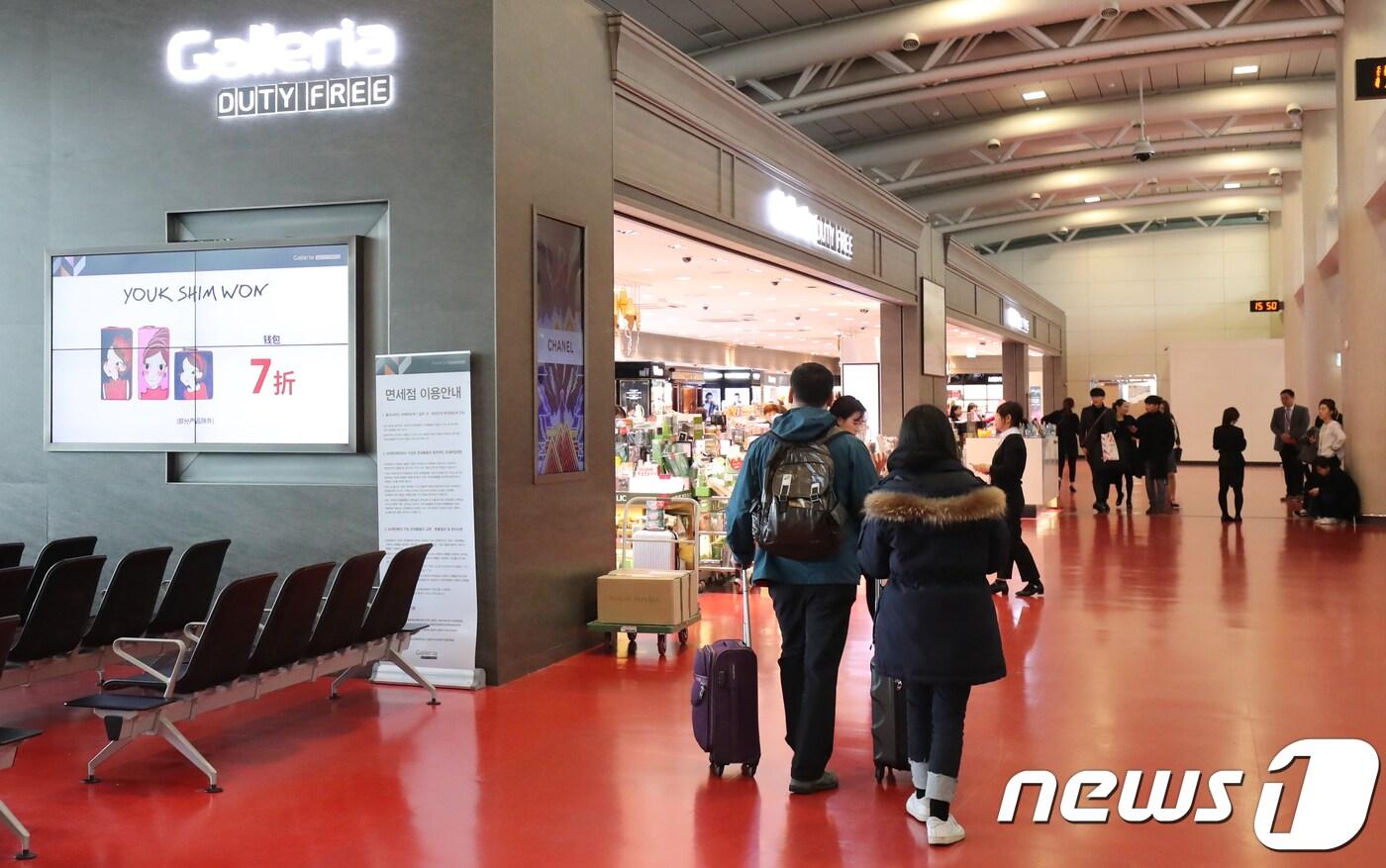 관세청은 20일 제주국제공항 국제선 구역 면세점 신규사업자로 신라면세점으로 결정했다. 이날 오후 제주국제공항 국제선 대합실에서 공항 이용객들이 면세점 앞을 지나고 있다.2017.12.20/뉴스1 ⓒ News1 이석형 기자