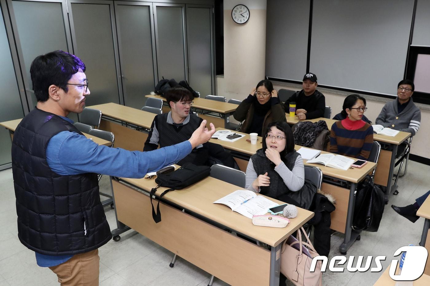 본문 이미지 - 20일 오후 서울 서대문구 서울수화전문교육원에서 수화통역사 지망생들이 수업을 받고 있다. 2017.12.20/뉴스1 ⓒ News1 민경석 기자