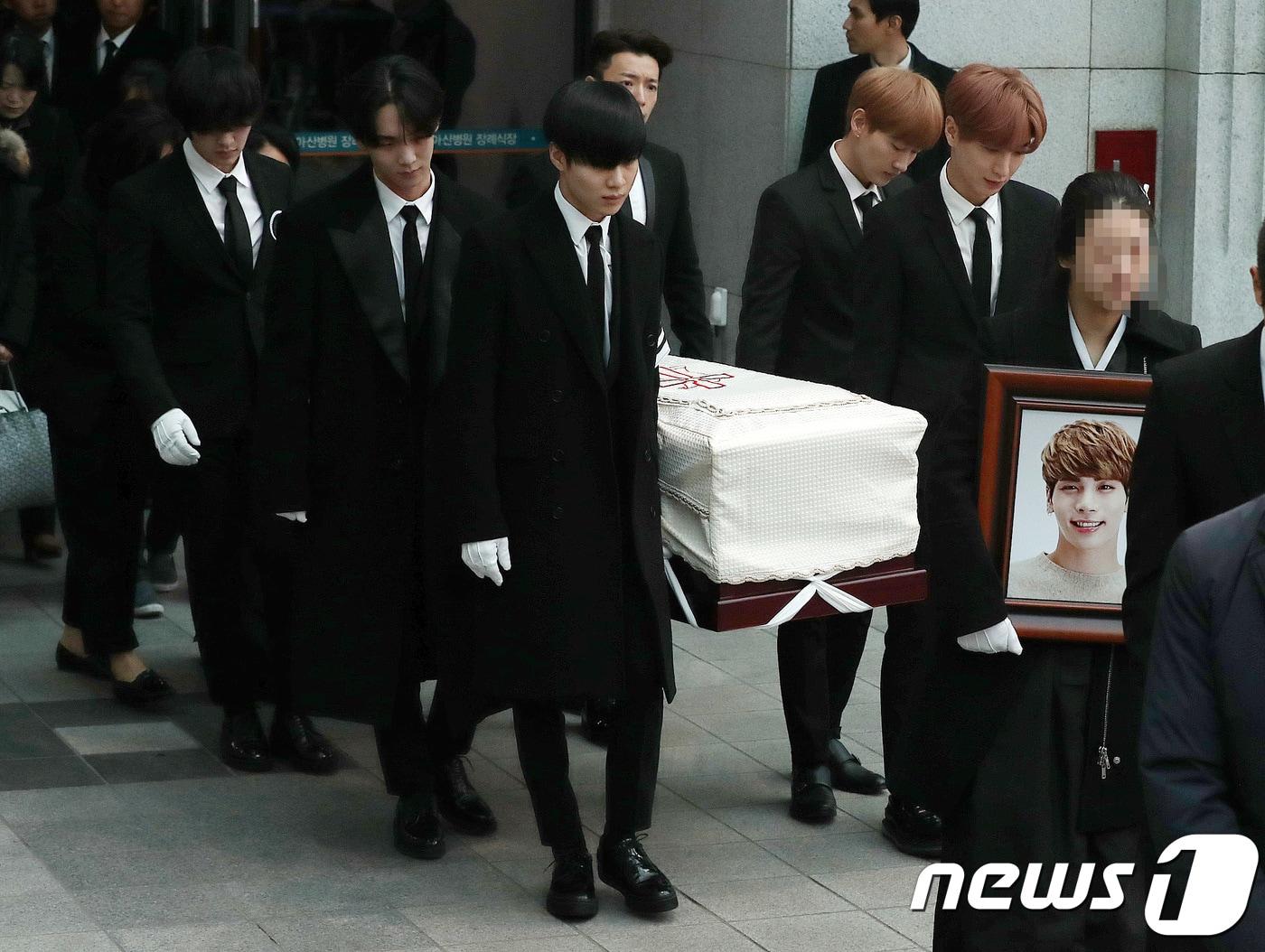 본문 이미지 - 21일 오전 서울 송파구 서울아산병원 장례식장에서 故 샤이니 종현의 발인식이 엄수되고 있다. 고인의 유족과 동료들이 영정과 관을 들고 장례식장을 나서고 있다.2017.12.21/뉴스1 ⓒ News1 박세연 기자