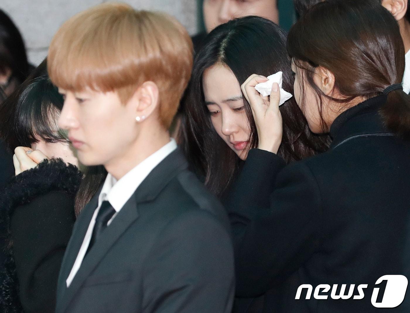 본문 이미지 - 태연(왼쪽), 은혁, 유리, 수영이 21일 오전 서울 아산병원 장례식장에서 열린 아이돌 그룹 샤이니 종현(본명 김종현·27)의 발인식에 참석해 고인의 마지막 가는길을 배웅하고 있다. 경찰과 소방당국에 따르면 종현은 지난 18일 오후 6시10분쯤 서울 강남구 청담동 한 레지던스에서 심정지 상태로 발견돼 끝내 숨을 거뒀다. 종현은 지난 2008년 5월 샤이니로 데뷔해 10년 동안 활발한 활동으로 사랑을 받았다. 2017.12.21./뉴스1 ⓒ News1 권현진 기자