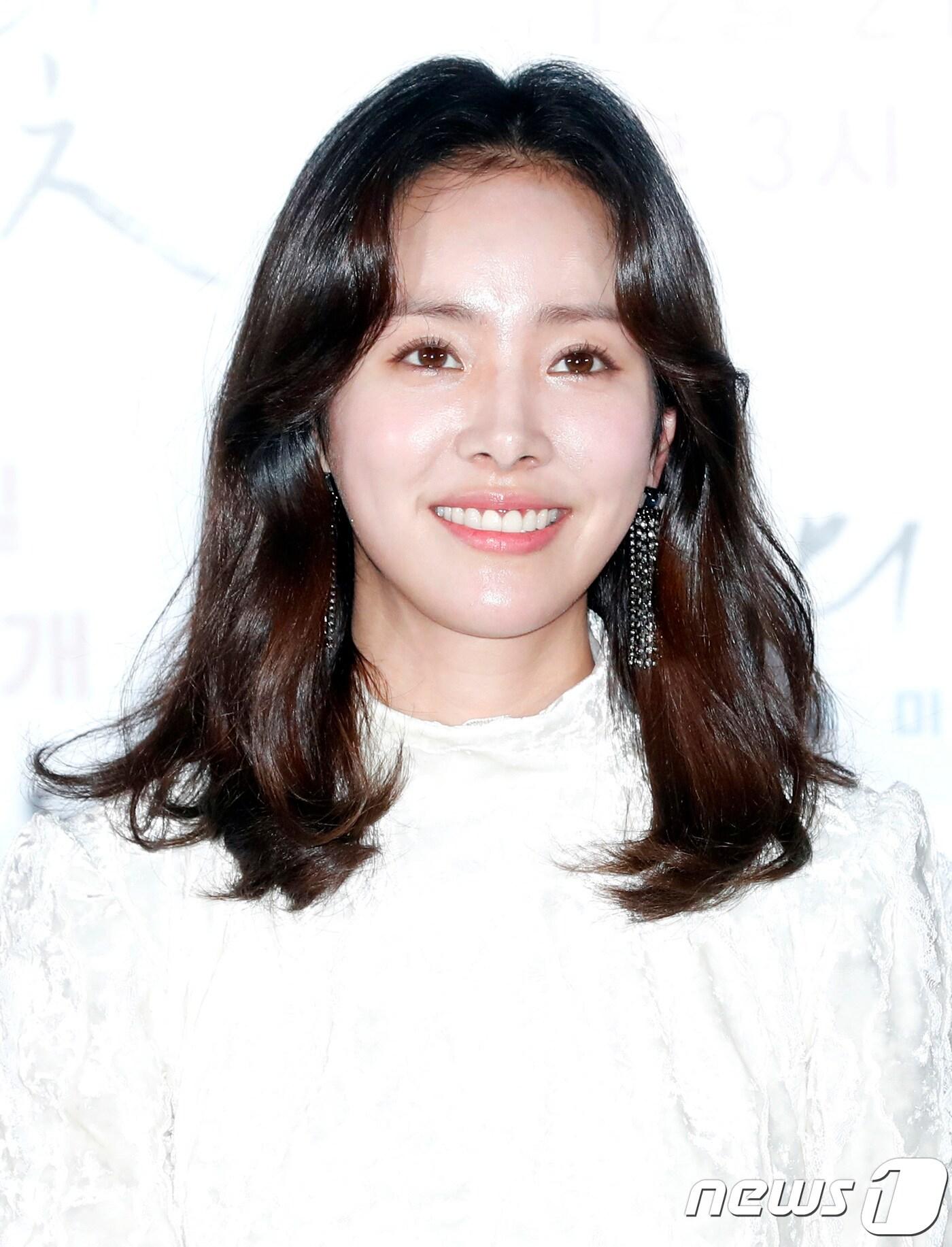 본문 이미지 - 배우 한지민이 21일 오후 서울 롯데시네마 월드타워점에서 열린 영화 '두개의 빛:릴루미노'(감독 허진호) 특별 상영회에 참석해 매력을 발산하고 있다. 2017.12.21./뉴스1 ⓒ News1 권현진 기자