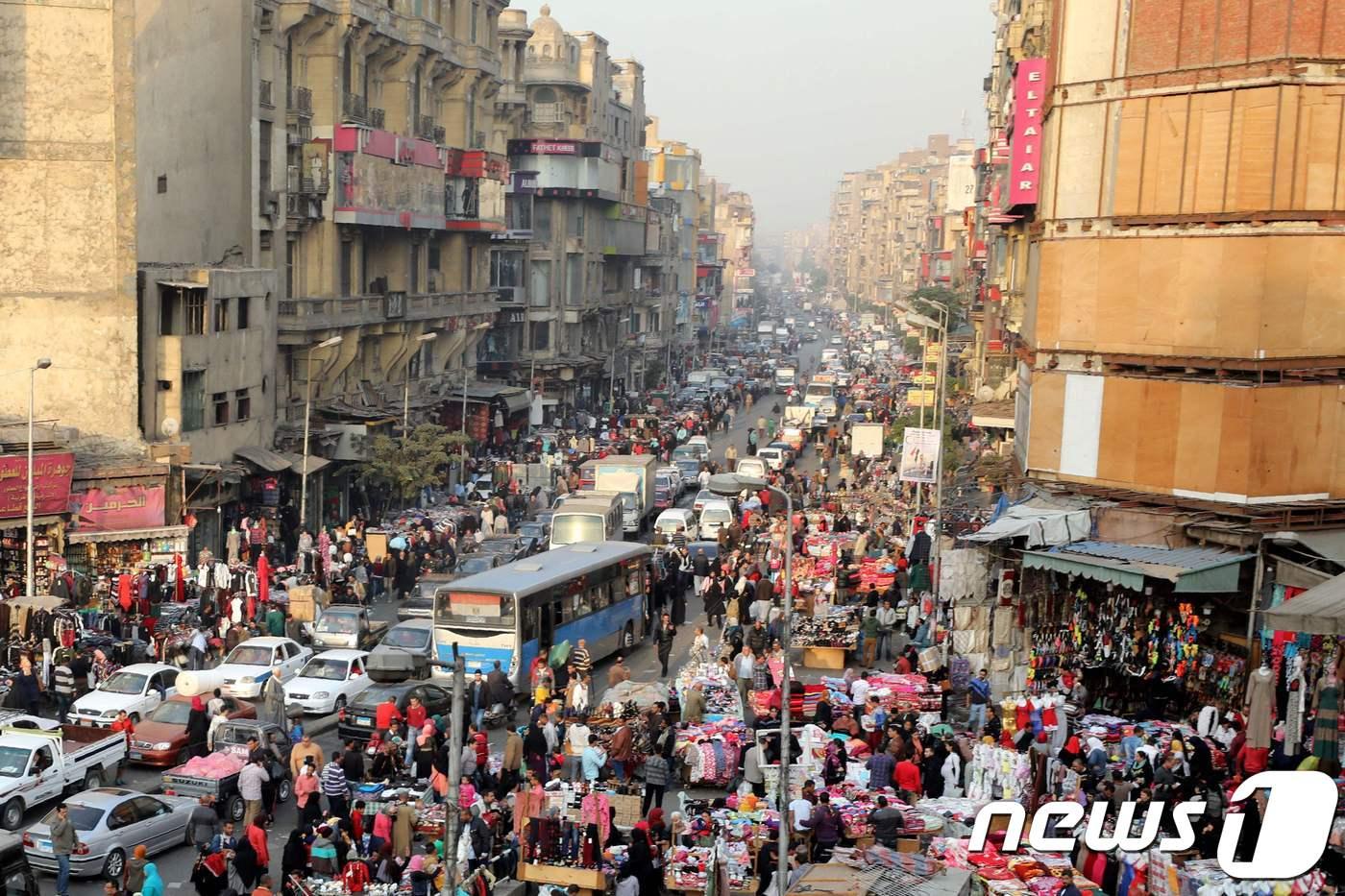 이집트 수도 카이로의 번잡한 시내 모습 / AFP PHOTO / MOHAMED EL-SHAHED