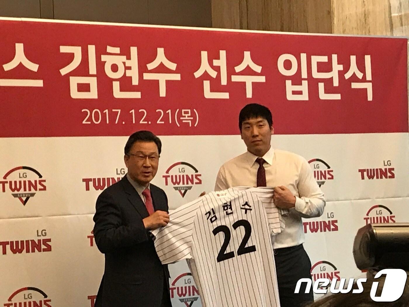 본문 이미지 - 김현수가 21일 오후 서울 강남구 삼성동 그랜드인터컨티넨탈 호텔에서 열린 LG트윈스 입단식에서 기념촬영을 하고 있다. ⓒ News1