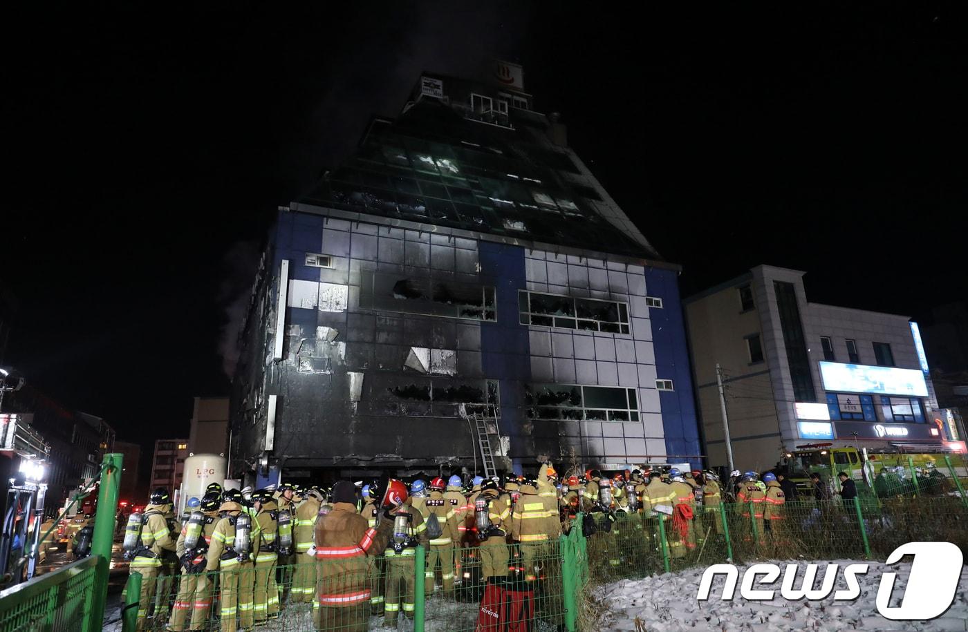 본문 이미지 - 지난해 12월21일 오후 3시53분께 충북 제천시 하소동의 한  스포츠센터 건물에서 불이 나 29명이 숨지고 40명이 다쳤다. 2017.12.21/뉴스1 ⓒ News1 김용빈 기자