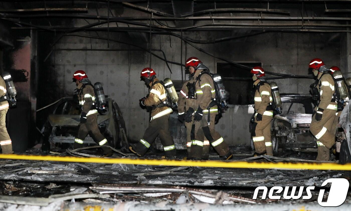 소방대원들이 22일 오전 충북 제천시 하소동의 스포츠센터 화재 현장을 수색하고 있다. 2017.12.22/뉴스1 ⓒ News1 김용빈 기자