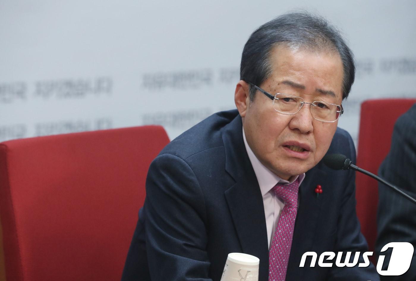 본문 이미지 - '성완종 리스트' 사건에 연루돼 재판에 넘겨졌던 홍준표 자유한국당 대표가 2017년 12월 22일 무죄를 확정받은 직후  서울 여의도 당사에서 기자간담회를 갖고 있다는 모습. 2017.12.22 ⓒ 뉴스1 박정호 기자