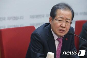 본문 이미지 - '성완종 리스트' 사건에 연루돼 재판에 넘겨졌던 홍준표 자유한국당 대표가 무죄를 확정받은 22일 오후 서울 여의도 당사에서 기자간담회를 갖고 있다.  2017.12.22/뉴스1 ⓒ News1 박정호 기자