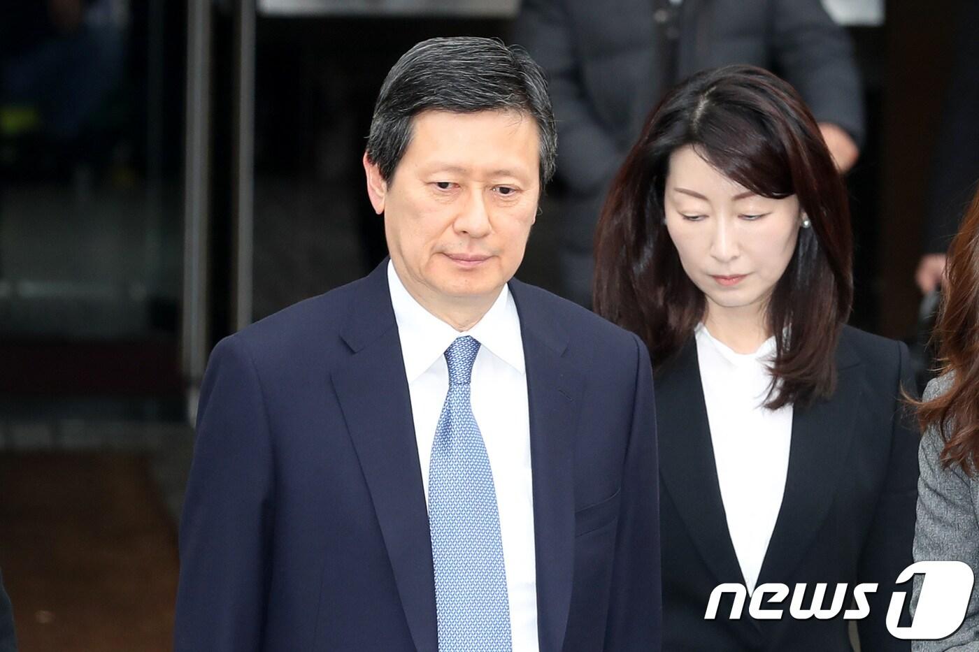 신동주 전 롯데홀딩스 부회장이 22일 오후 서울 서초구 서울중앙지방법원에서 열린 롯데 경영비리 혐의 선고 공판을 마치고 법원을 나서고 있다. 2017.12.22/뉴스1 ⓒ News1 임세영 기자