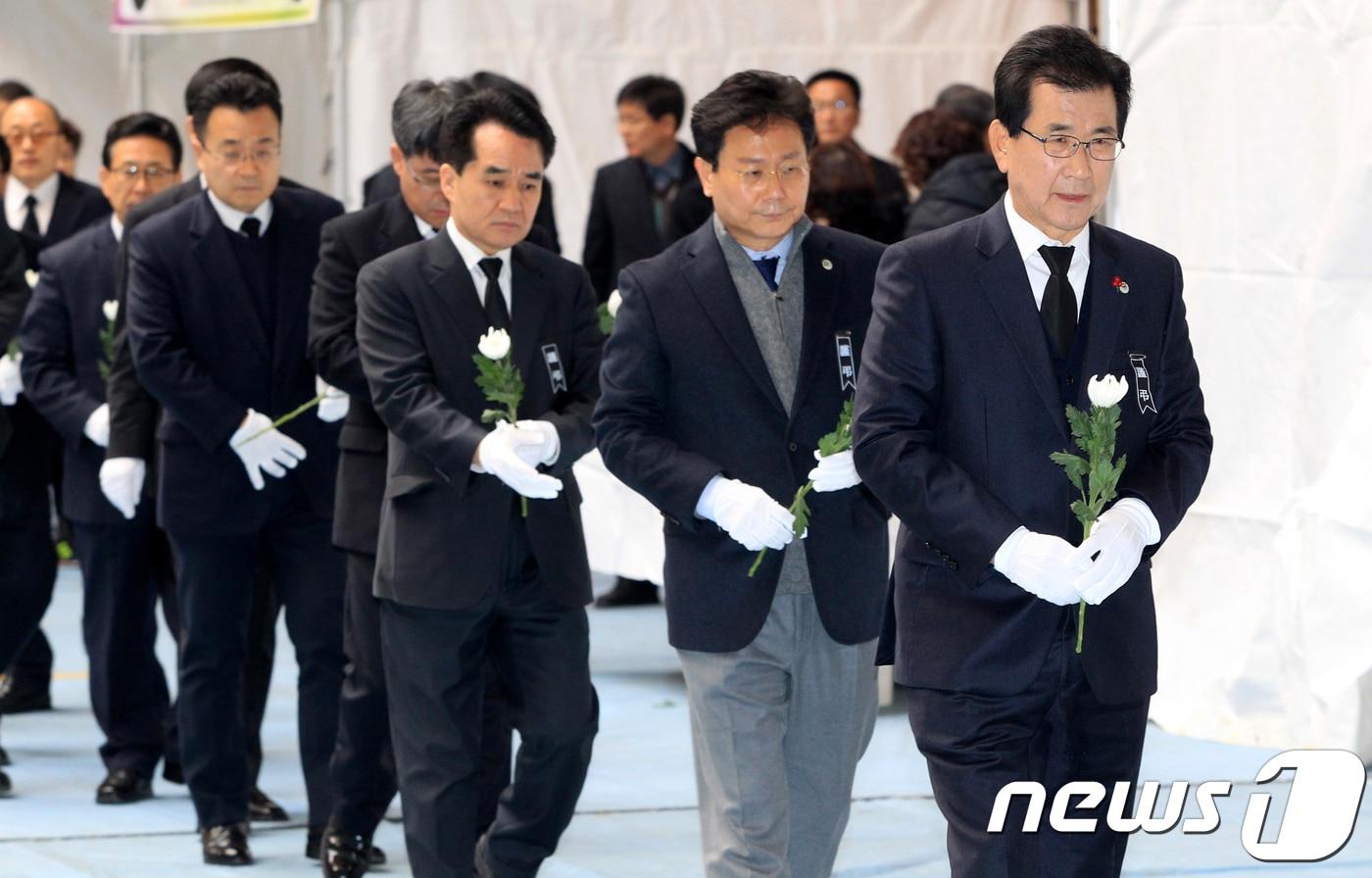 본문 이미지 - 이시종 충북지사 등 충북도청 간부 공무원들이 23일 오전 스포츠센터 화재 참사 희생자들을 추모하기 위해 제천체육관에 마련된 합동분향소로 들어서고 있다. (충북도청 제공) 2017.12.23/뉴스1 ⓒ News1 장동열 기자
