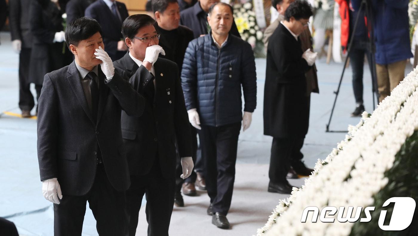 본문 이미지 - 60여명의 사상자를 낸 충북 제천 스포츠센터 화재 참사 건물 실소유주 의혹을 받고 있는 강현삼 (왼쪽) 충북도의회 의원이 23일 제천체육관 합동 분향소를 찾아 조문을 하고 있다. 건물 소유주 이모씨(53)는 강 의원의 처남인 것으로 알려졌다. 2017.12.23/뉴스1 ⓒ News1 김용빈 기자