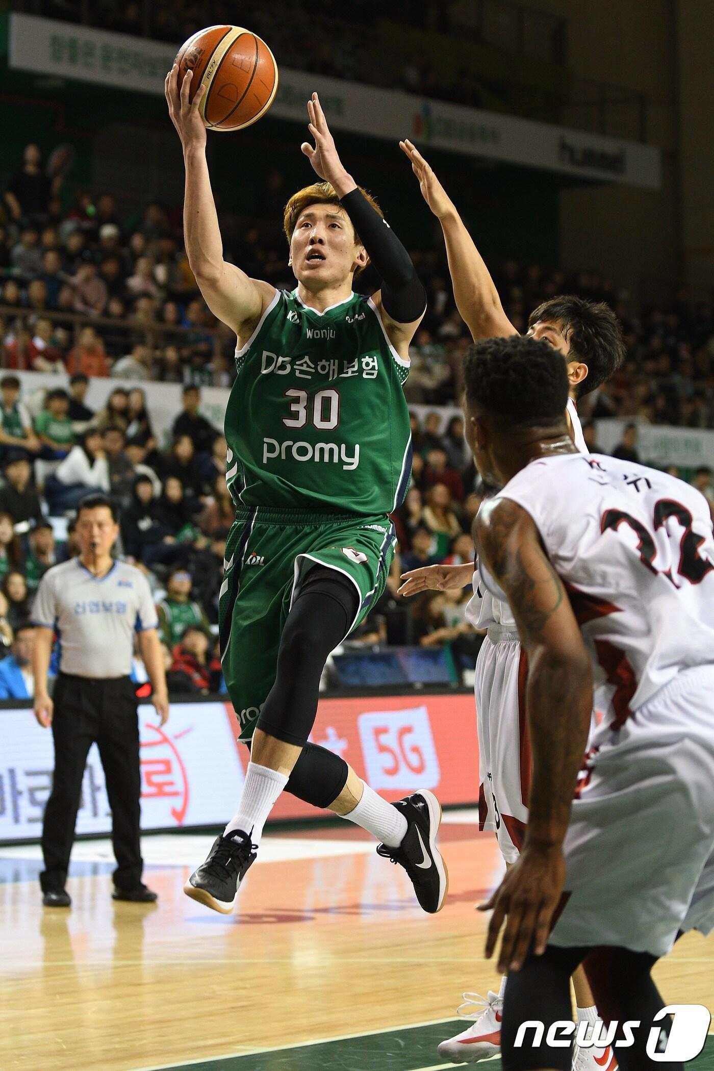 본문 이미지 - 원주 DB 두경민이 24일 원주종합체육관에서 열린 2017-18 정관장 프로농구 부산 KT전에서 맹활약을 펼쳤다.(KBL 제공)ⓒ News1