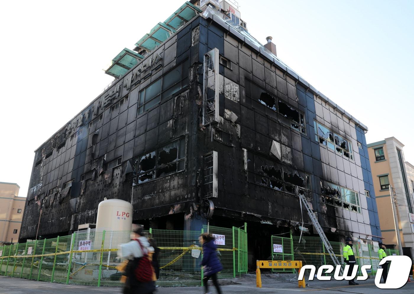 본문 이미지 - 2017년 12월21일 발생한 충북 제천의 한 건물 화재 참사 현장에서 경찰이 폴리스라인을 지키고 있다. 2017.12.25/뉴스1 ⓒ News1
