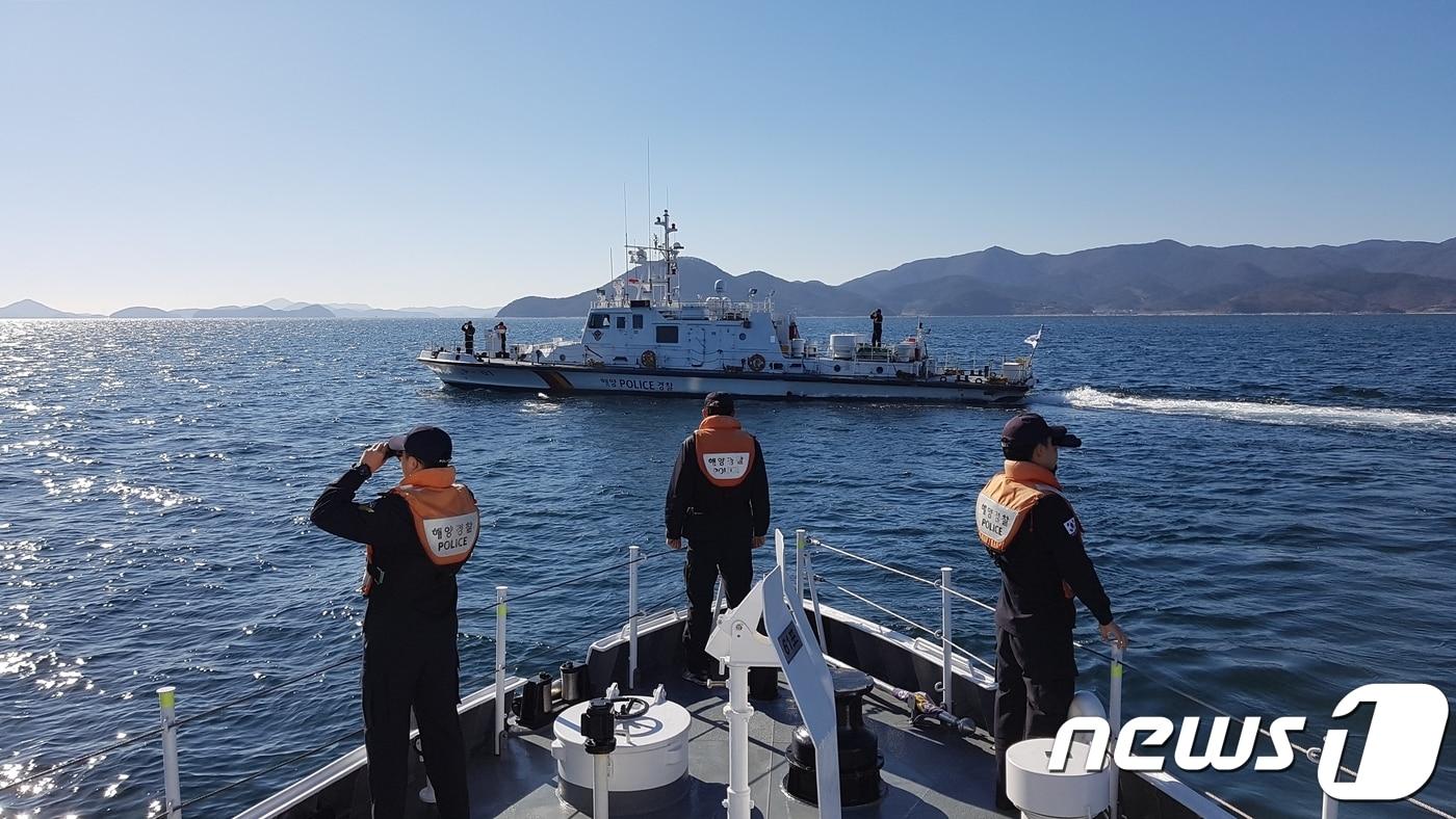 창원해경 대원들이 바다를 살펴보고 있다.(창원해경 제공. 재판매 및 DB금지)