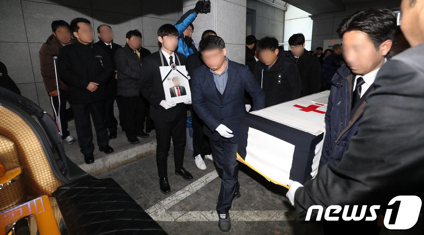 본문 이미지 - 26일 오전 충북 제천서울병원에서 제천 스포츠센터 화재로 숨진 희생자의 발인식이 진행되고 있다. 2017.12.26/뉴스1 ⓒ News1 김용빈 기자